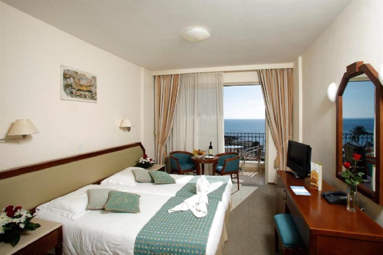 Aquamare Beach Hotel & Spa Paphos Esterno foto